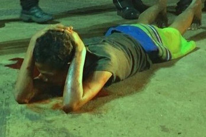 Jovem é espancado por populares e detido após tentativa de assalto no Farol