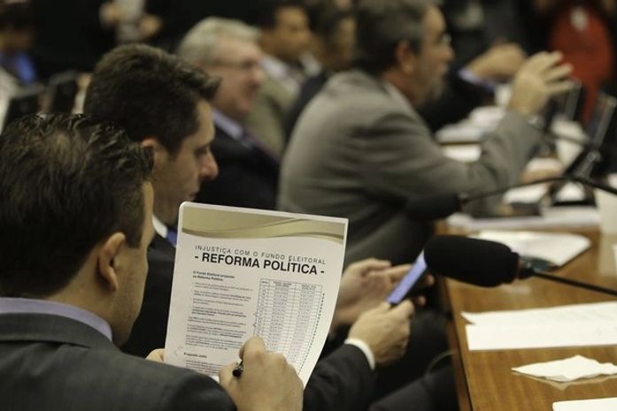 Comissão especial deve concluir hoje a votação sobre parecer da reforma política