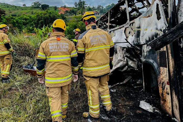 Mortes confirmadas no acidente em rodovia de Minas chegam a 38