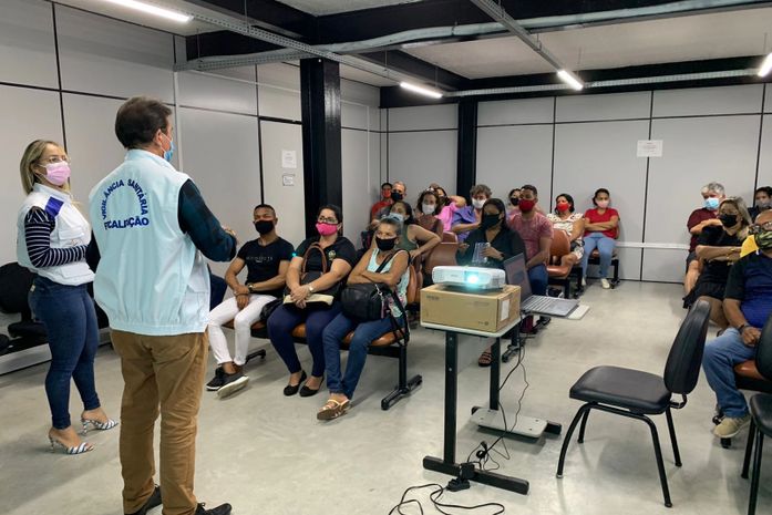 Vigilância Sanitária capacita comerciantes da orla marítima sobre boas práticas com alimentos