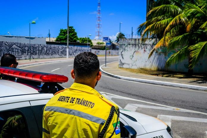 Agente da Superintendência Municipal de Transportes e Trânsito (SMTT)