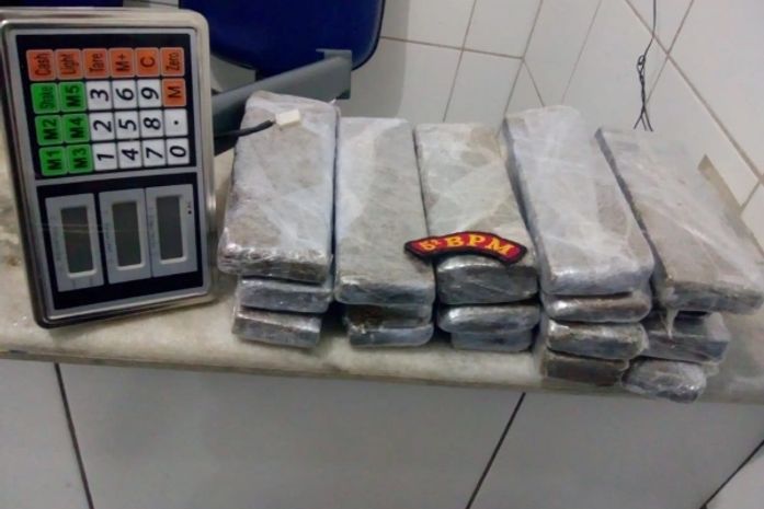 Policiais militares apreendem 7,5 quilos de maconha na parte alta de Maceió