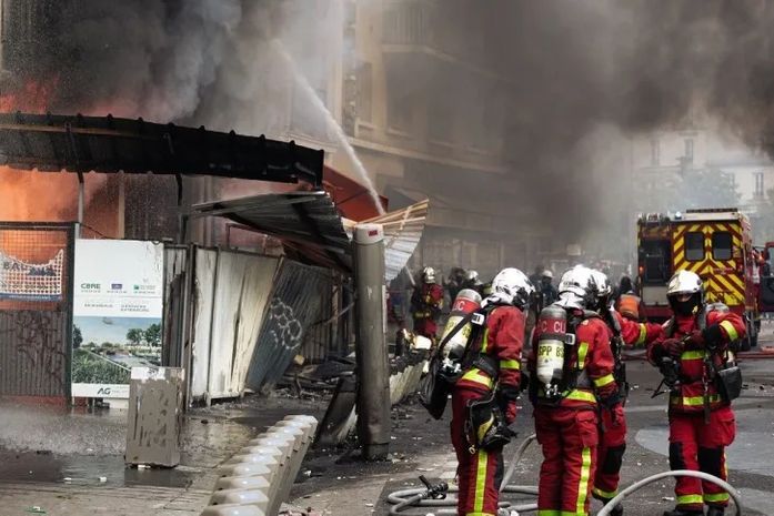 Explosão de gás causa incêndio em edifício de Paris; duas pessoas estão desaparecidas
