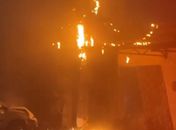 
Motorista fica ferido após colidir com poste e causar incêndio em Maceió; Bairro fica sem energia