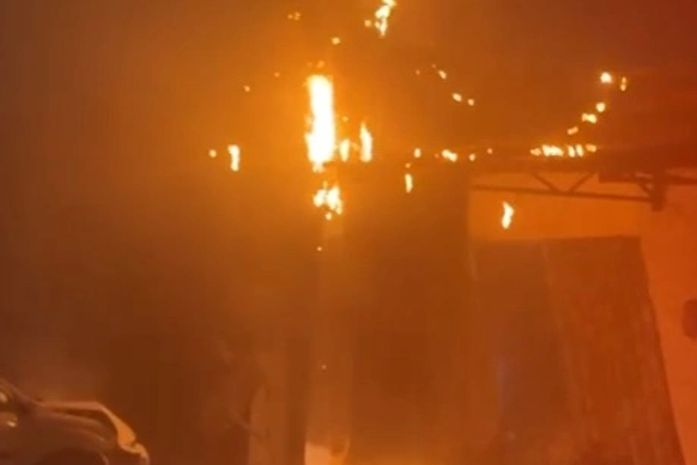 Motorista fica ferido após colidir com poste e causar incêndio em Maceió; Bairro fica sem energia