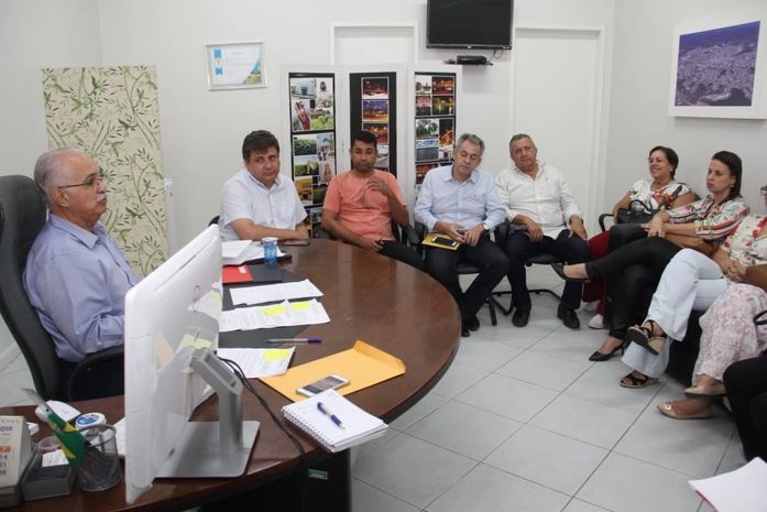 Jario Barros participa ao lado do prefeito Rogério Teófilo, de reunião que marcou sanção de leis para entidades filantrópicas de Arapiraca