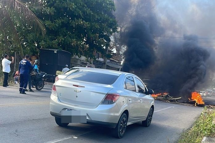 Moradores de Ipioca bloqueiam AL-101 Norte em protesto contra falta d'água