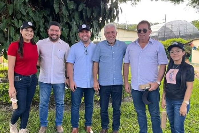 Prefeito de Viçosa, João Victor, durante encontro com o superintendente do Conagreste, Junior Mota, e as veterinárias, Taíne Soares e Camila Santos.