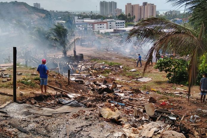 Contra reintegração de posse moradores ateiam fogo em entulhos em Maceió
