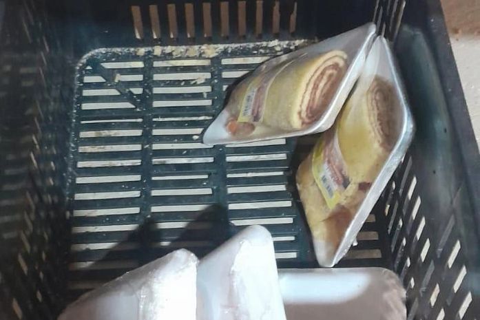 Ambiente insalubre, higiene precária e alimentos armazenados de forma irregular: denúncia leva à interdição de fábrica de bolos em Maceió