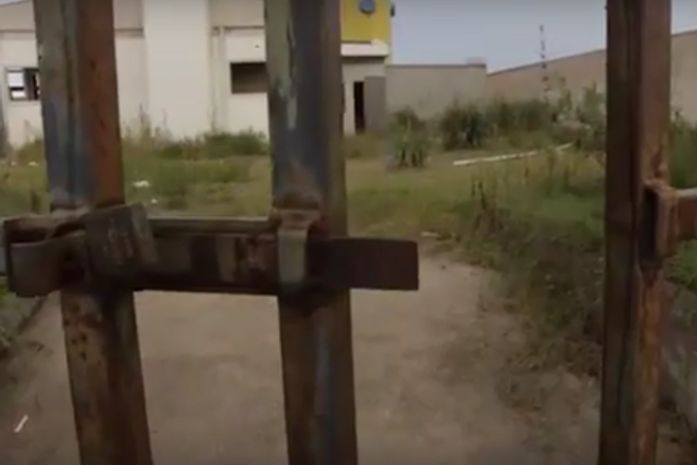 Creche é abandonada na gestão de Teófilo e vira ponto de consumo de drogas