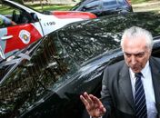 O ex-presidente Michel Temer ao chegar à sua casa depois de ser solto.