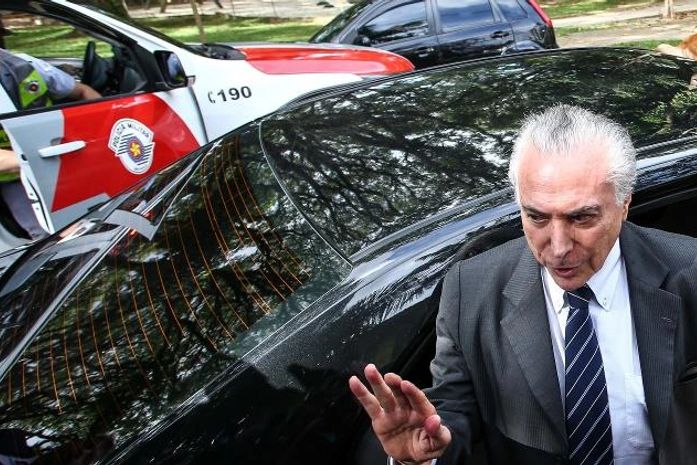 O ex-presidente Michel Temer ao chegar à sua casa depois de ser solto.