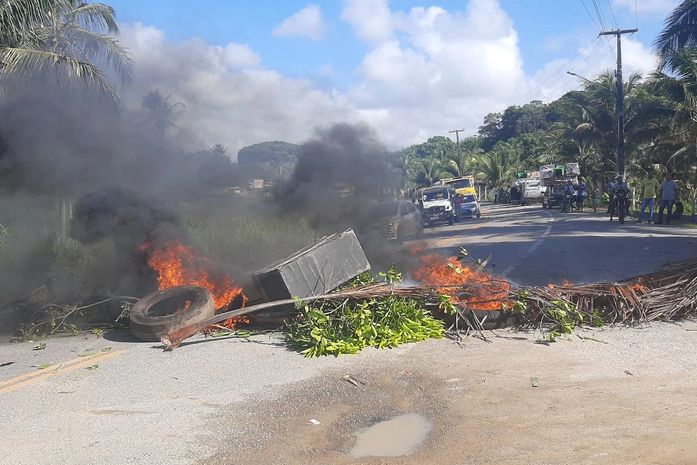 Moradores de povoado fecham via em protesto contra concessionária de água: "A população não vai pagar por uma coisa que não tem"