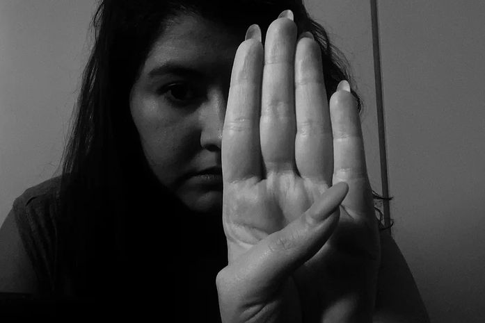 Esta ativista conversou com, a então deputada estadual, Jó Pereira, sobre o SignalForHelp