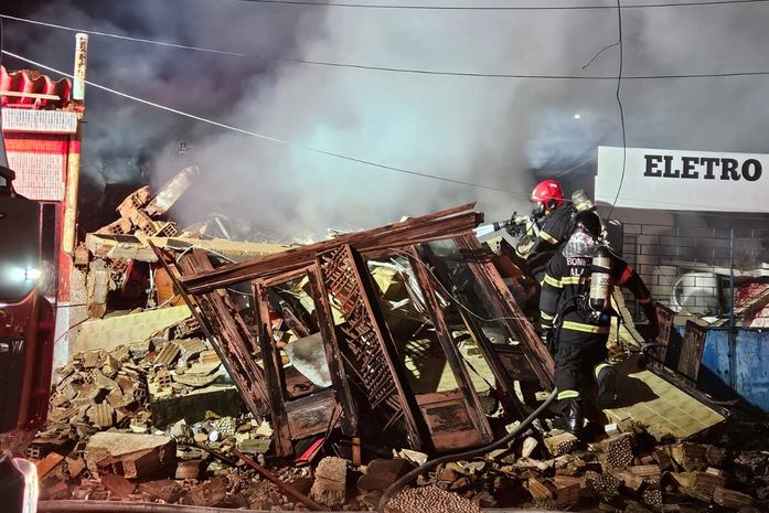 Incêndio de grandes proporções atinge residências na Ponta da Terra