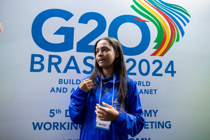 Estudante do Núcleo de Línguas Estrangeiras discursa em inglês no G20