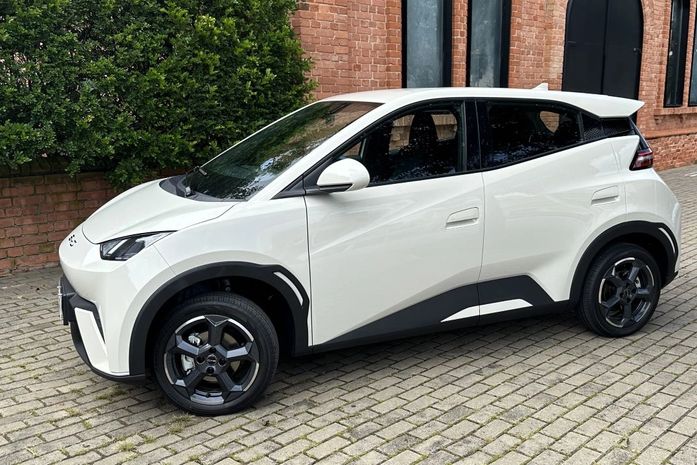Cliente paga R$ 110 mil em carro elétrico, não recebe veículo e denuncia concessionária
