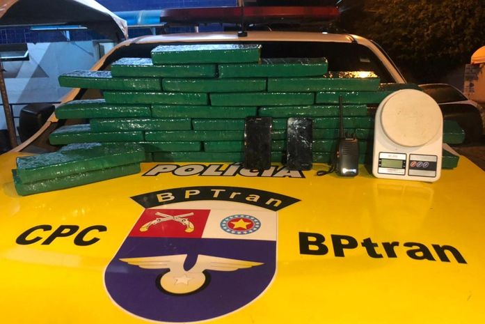 Casal escondia em residência 20kg maconha guardados em mala de viagem