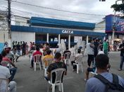 Prefeitura de Arapiraca monta tendas para evitar filas em frente à agência da Caixa