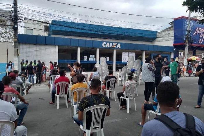 Prefeitura de Arapiraca monta tendas para evitar filas em frente à agência da Caixa