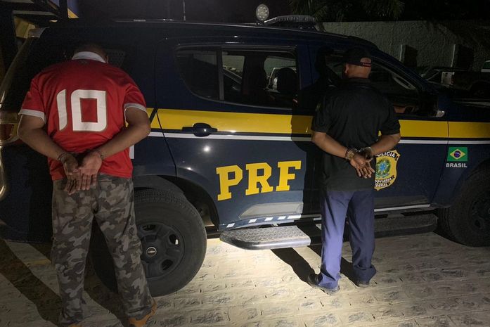 Um dos homens se passava por policial militar