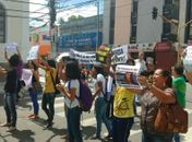 Professores e estudantes em ato contra Escola Livre
