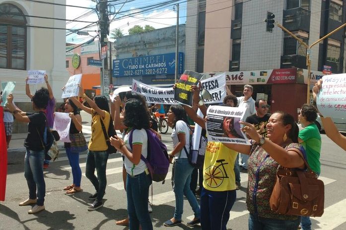 Professores e estudantes em ato contra Escola Livre