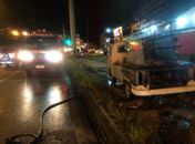 Veículo pega fogo em trecho da Avenida Menino Marcelo, em Maceió