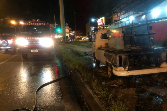 Veículo pega fogo em trecho da Avenida Menino Marcelo, em Maceió