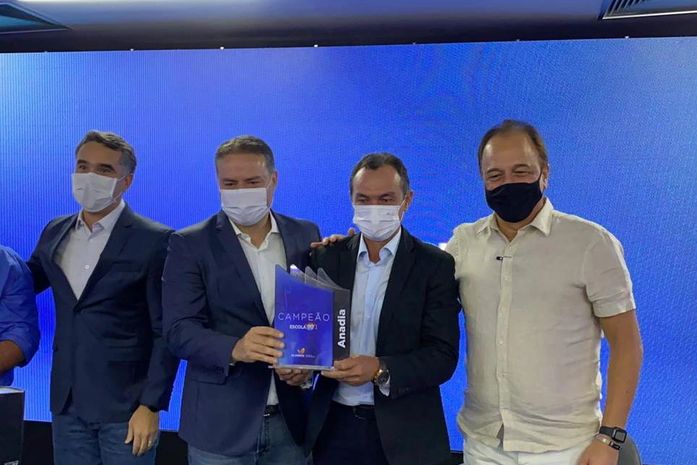 Prefeito de Anadia recebe premiação por destaque na elevação dos índices educacionais