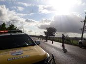 Parado em blitz, motorista tenta fugir e quase atropela policiais militares 