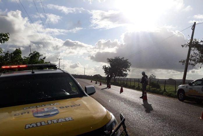 Parado em blitz, motorista tenta fugir e quase atropela policiais militares