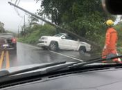 Motorista perde controle e derruba poste após colisão na BR 316