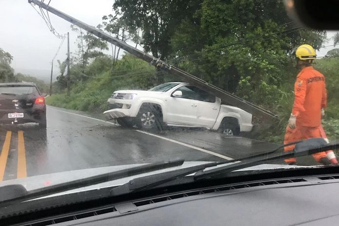 Motorista perde controle e derruba poste após colisão na BR 316