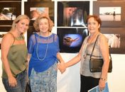 Carla (E), com Solange Chalita e a artista plástica Maria Cleto na inauguração da exposição, na terça-feira à noite