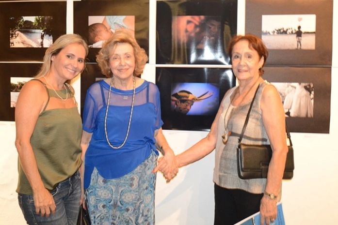Carla (E), com Solange Chalita e a artista plástica Maria Cleto na inauguração da exposição, na terça-feira à noite