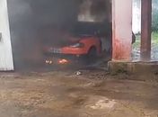 Veículo pegou fogo dentro da garagem da casa.