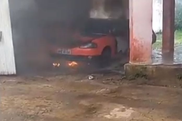 Veículo pegou fogo dentro da garagem da casa.