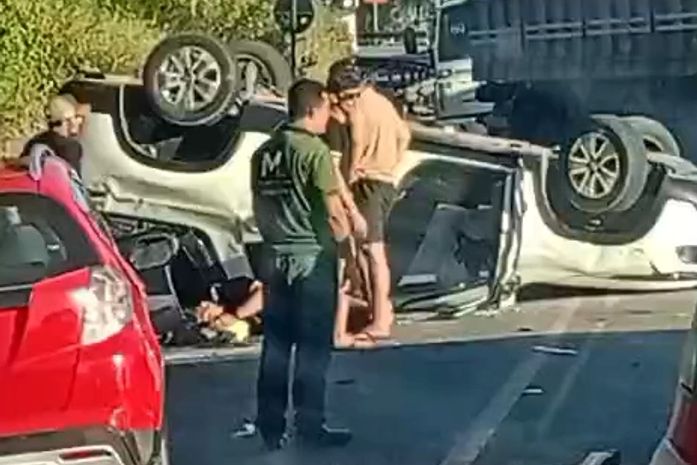 Motorista fica ferido após carro capotar na BR-316, em Satuba