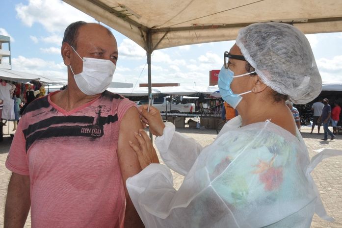 Prefeitura de Piranhas promove mutirão da vacinação durante feira livre do município 

