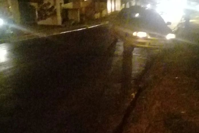 Óleo derramado na Ladeira do Calmon dificulta trafego de veículos.