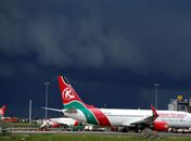 Homem viaja no trem de pouso de avião, mas cai e morre em Londres