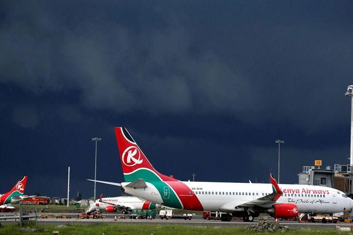 Homem viaja no trem de pouso de avião, mas cai e morre em Londres