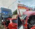 Mulher fica presa às ferragens após carro colidir com ônibus no Pinheiro