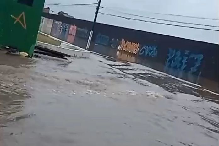 Chuva alaga ruas da parte alta da capital; veja vídeo