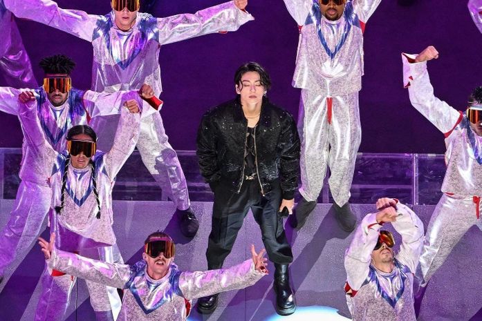 Fãs de kpop comemoram abertura da copa do mundo com integrante do BTS