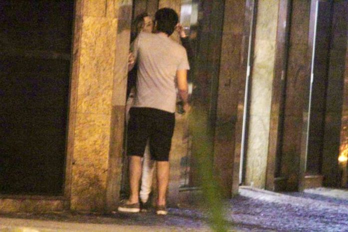 Marcelo Adnet beijando uma mulher no Leblon (Foto: Rodrigo dos Anjos / AgNews)