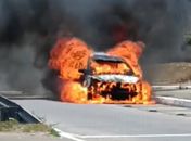 Perda total: veículo de passeio incendeia em trecho da Avenida Josefa de Melo; veja vídeo