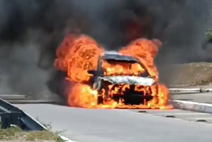 Perda total: veículo de passeio incendeia em trecho da Avenida Josefa de Melo; veja vídeo